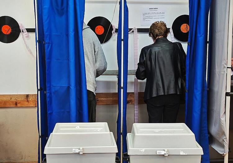 Wahllokale in Ungarn schließen - Umfragen sehen Tisza vorn