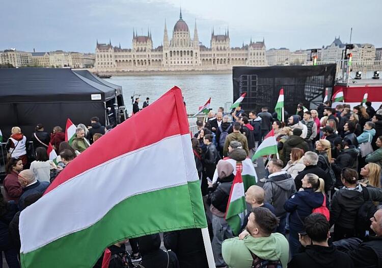 Ungarn: Orbán gesteht Niederlage gegen Magyar bei Parlamentswahl ein