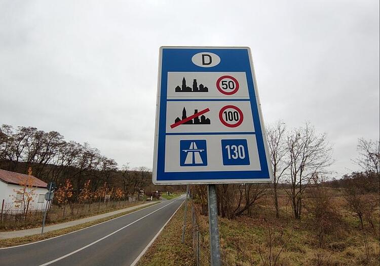 Deutsche zu zeitlich begrenztem Tempolimit auf Autobahnen gespalten