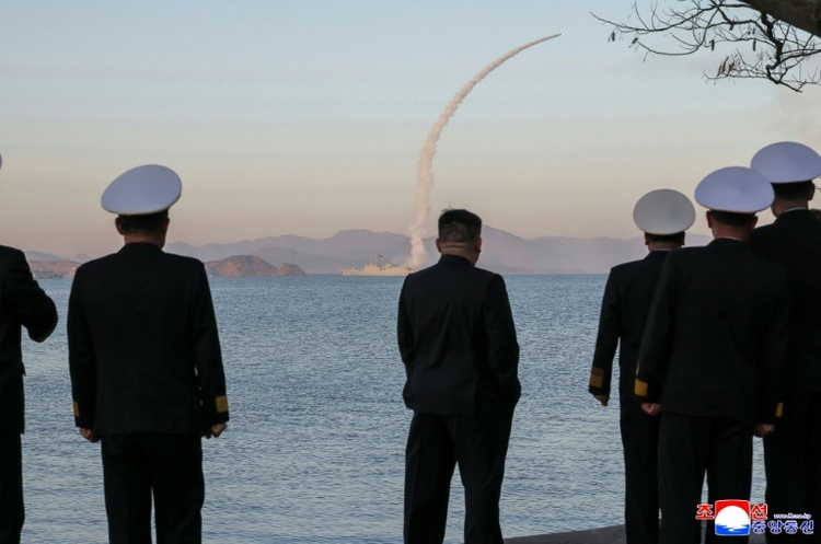 Staatsmedien: Nordkorea feuert Raketen von Marinezerstörer ab