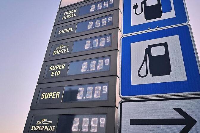 Linnemann fordert Tankrabatt zum 1. Mai