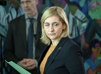 Warken will kostenlose Mitversicherung von Ehepartnern einschränken