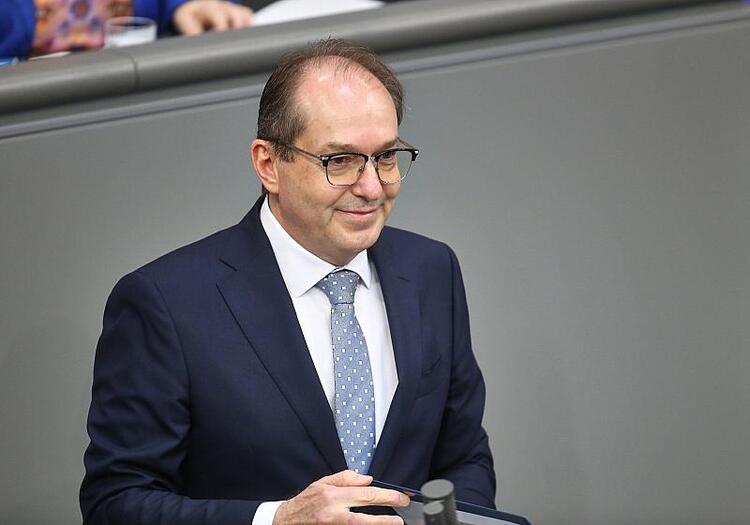 Dobrindt plant 3,5 Milliarden Mehrkosten für Beamte pro Jahr