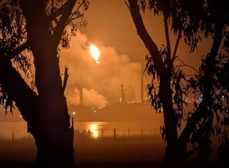 Großbrand wütet in australischer Ölraffinerie