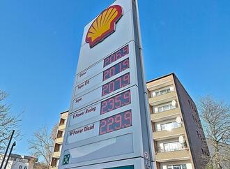 Deutsche sehen Schuld für hohen Benzinpreis bei Ölkonzernen