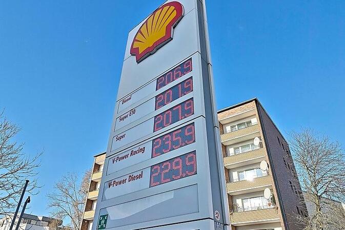 Deutsche sehen Schuld für hohen Benzinpreis bei Ölkonzernen