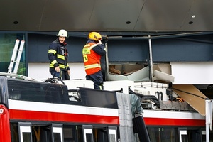 Bus kracht in Supermarkt: Ein Toter und mehrere Verletzte in Salzburg