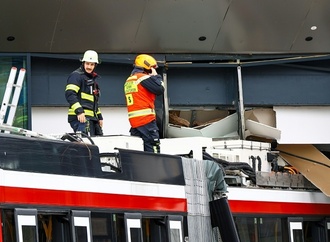 Bus kracht in Supermarkt: Ein Toter und mehrere Verletzte in Salzburg