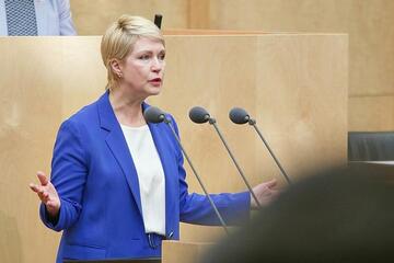 Schwesig fordert weitere Entlastungen in Ölkrise