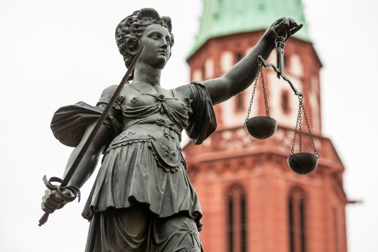 Urteil aus Hessen: Angeordnete Verpixelung von Prozessbeteiligten bindend