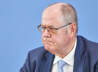 Steinbrück sieht beispiellose Verdichtung von Herausforderungen