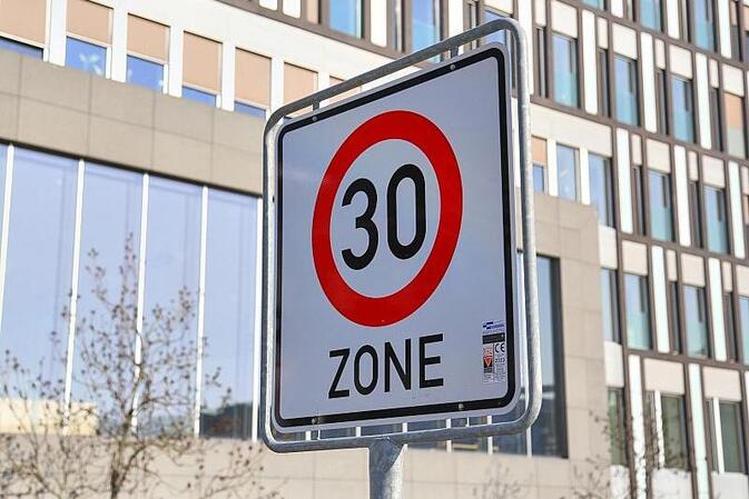 Studie: Tempo 30 in Ortschaften könnte Fußgängerleben retten
