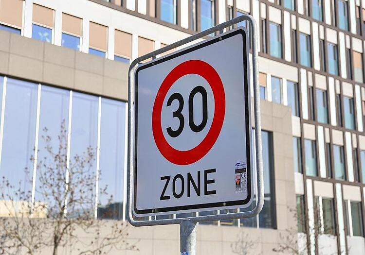 Studie: Tempo 30 in Ortschaften könnte Fußgängerleben retten
