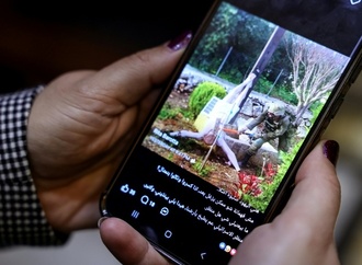 Italienische Blauhelmsoldaten ersetzen beschädigte Jesus-Statue im Libanon