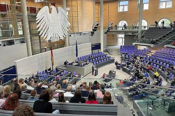 Bundestag beschließt ''Tankrabatt'' und 1.000-Euro-Prämie