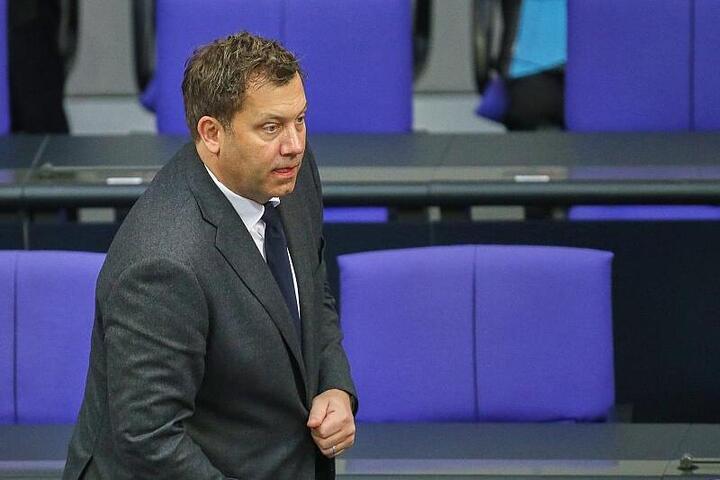 Klingbeil hält ''Tankrabatt'' für ''wichtiges Signal''