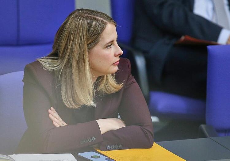 Bericht: Prien und Hubertz von Signal-Attacke betroffen