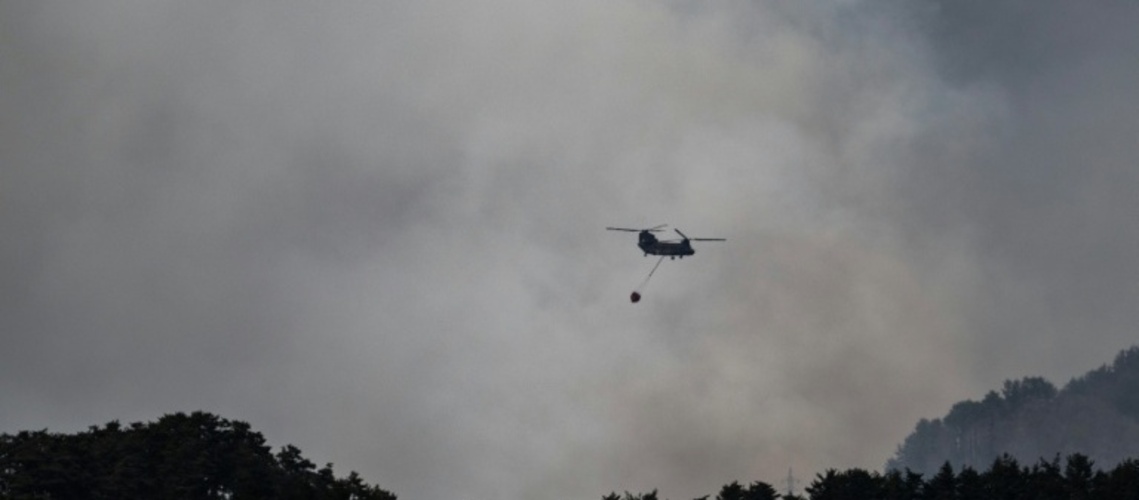 Hunderte Feuerwehrleute gegen Waldbrände in Nordjapan im Einsatz