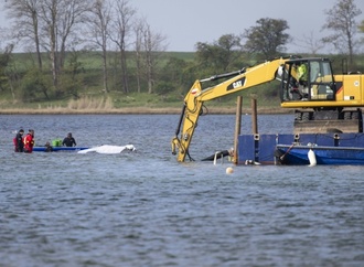 Waldrama vor Insel Poel: Helfer warten auf Spezialschiff für Transport