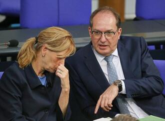 Dobrindt und Prien laden zu Krisentreffen über ''Demokratie leben''