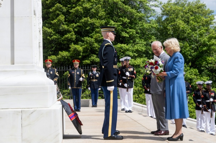 Charles III. und Camilla beenden US-Besuch mit Kranzniederlegung