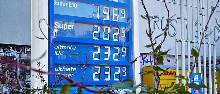 Klingbeil sieht ersten Tankrabatt-Erfolg