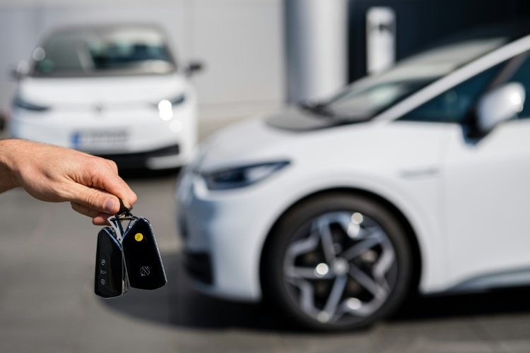 Materialmangel und Kaufzurückhaltung: Autobranche 