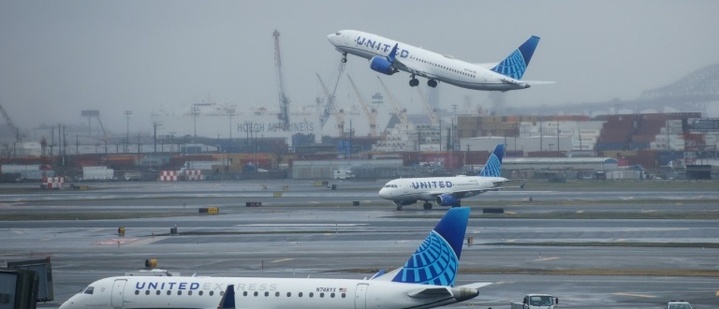 Landender Passagierjet streift Lkw und Laternenmast in den USA
