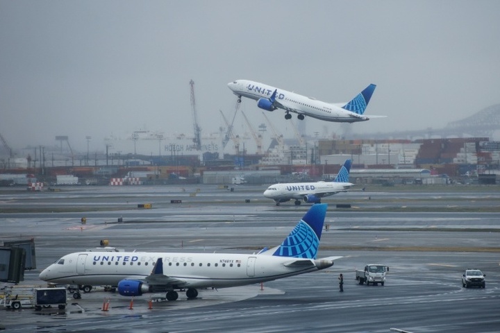 Landender Passagierjet streift Lkw und Laternenmast in den USA