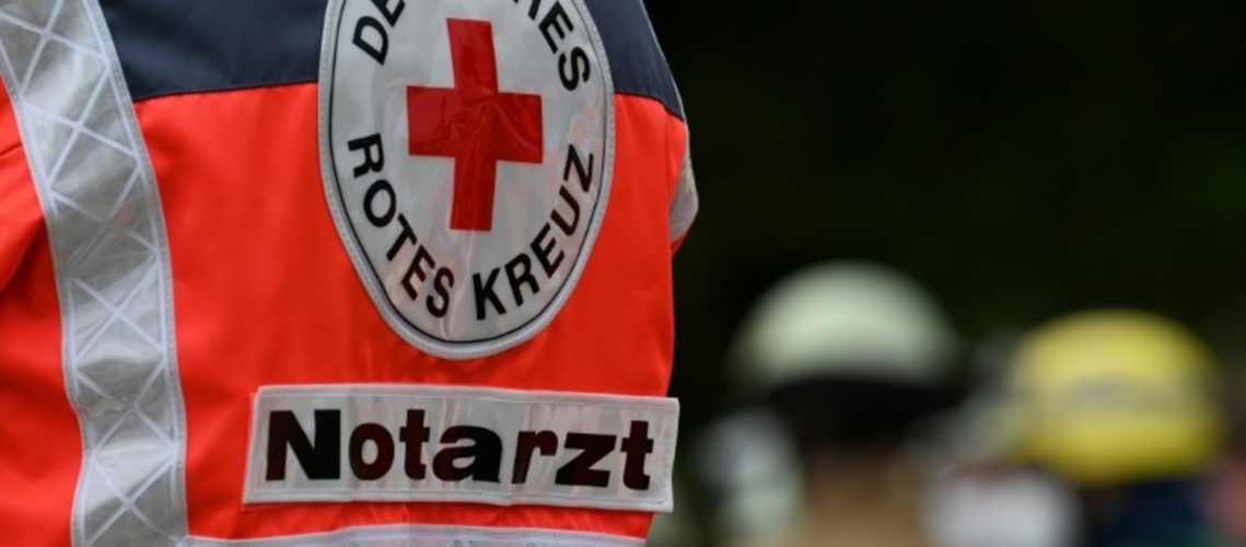 Unfall bei Zurücksetzen aus Einfahrt: Familienvater überfährt Tochter in Bayern