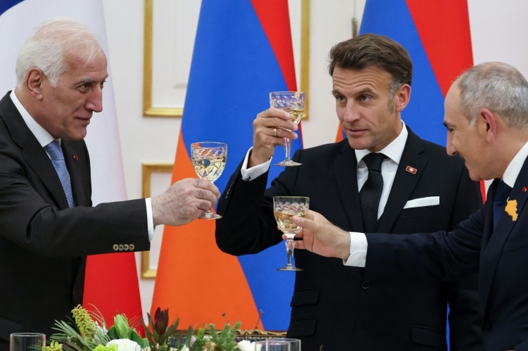 Frankreichs Präsident Macron gibt Gesangseinlage bei Staatsbesuch