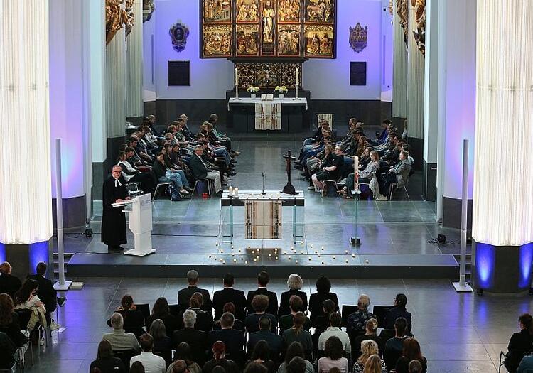 Großer Andrang bei Gedenkandacht in Leipzig nach Amokfahrt
