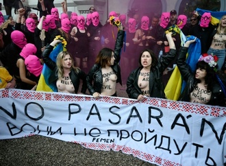 Protest von Femen und Pussy Riot gegen Teilnahme Russlands an der Biennale
