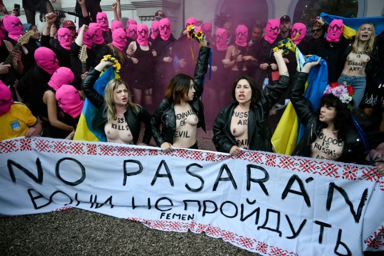 Protest von Femen und Pussy Riot gegen Teilnahme Russlands an der Biennale