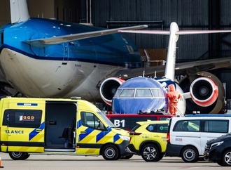 Feuerwehr bringt deutsche Hantavirus-Verdachtsperson von Amsterdam nach Düsseldorf