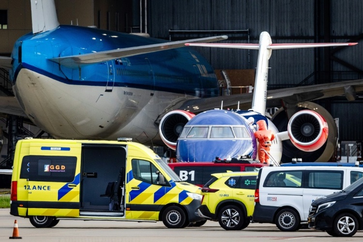 Feuerwehr bringt deutsche Hantavirus-Verdachtsperson von Amsterdam nach Düsseldorf