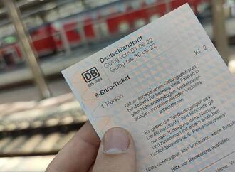 Linke will Energiekrisengeld und 9-Euro-Ticket