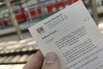 Linke will Energiekrisengeld und 9-Euro-Ticket