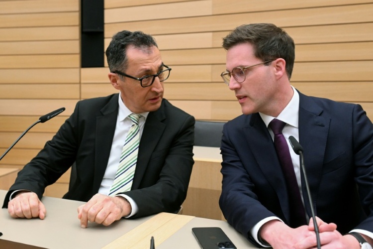 Parteitage von Grünen und CDU in Baden-Württemberg billigen Koalitionsvertrag