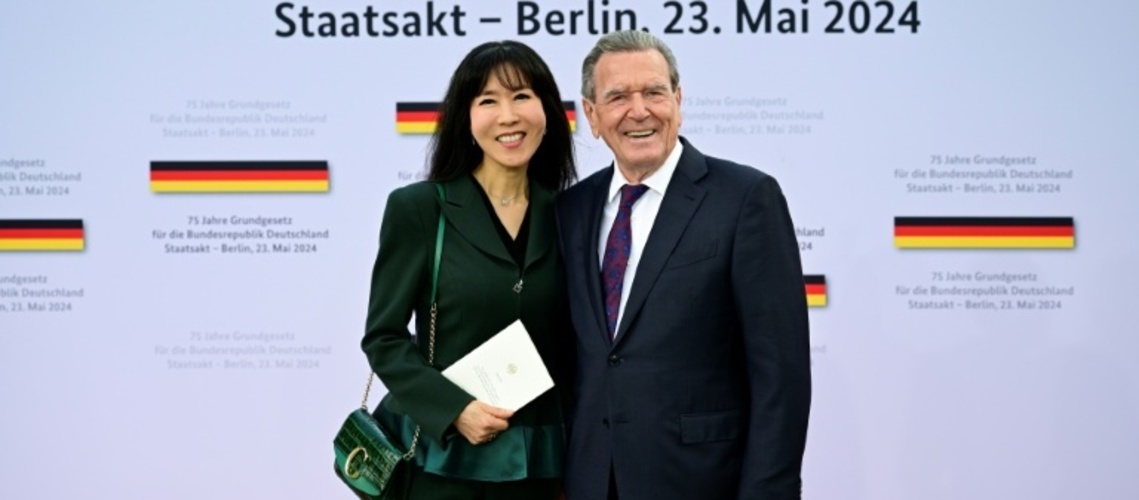 Geteilte Reaktionen bei Parteien zu Vermittlerrolle für Altkanzler Schröder