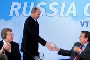 Putin für Altkanzler Schröder als Vermittler: Geteiltes Echo bei Parteien