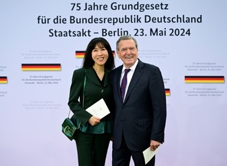 Geteilte Reaktionen bei Parteien zu Vermittlerrolle für Altkanzler Schröder