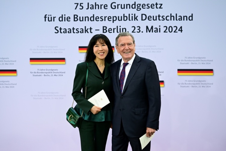 Geteilte Reaktionen bei Parteien zu Vermittlerrolle für Altkanzler Schröder