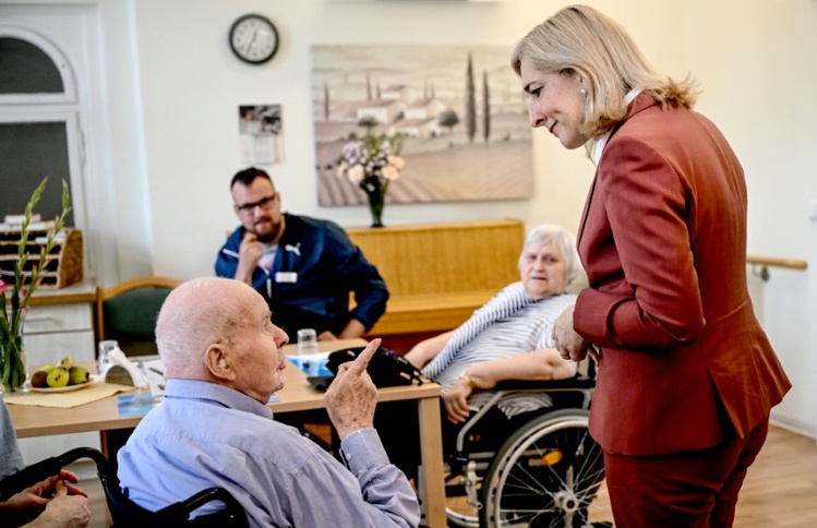 DAK: Warkens Pflegereform könnte Heimbewohner bis zu 20.000 Euro mehr kosten