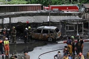 Mindestens acht Tote bei Zusammenstoß von Güterzug mit Bus in Bangkok