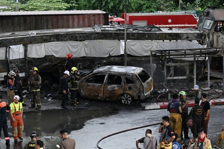 Mindestens acht Tote bei Zusammenstoß von Güterzug mit Bus in Bangkok