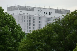 Familie von US-Arzt mit Ebola wird ebenfalls in Berliner Charité gebracht