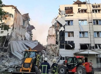 Feuer in russischem Ölhafen nach ukrainischem Angriff - 18 Tote in Luhansk