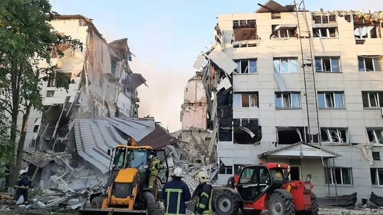 Feuer in russischem Ölhafen nach ukrainischem Angriff - 18 Tote in Luhansk