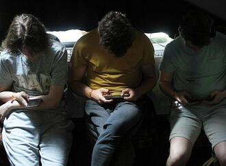 Dobrindt zweifelt an Social-Media-Verbot für Kinder